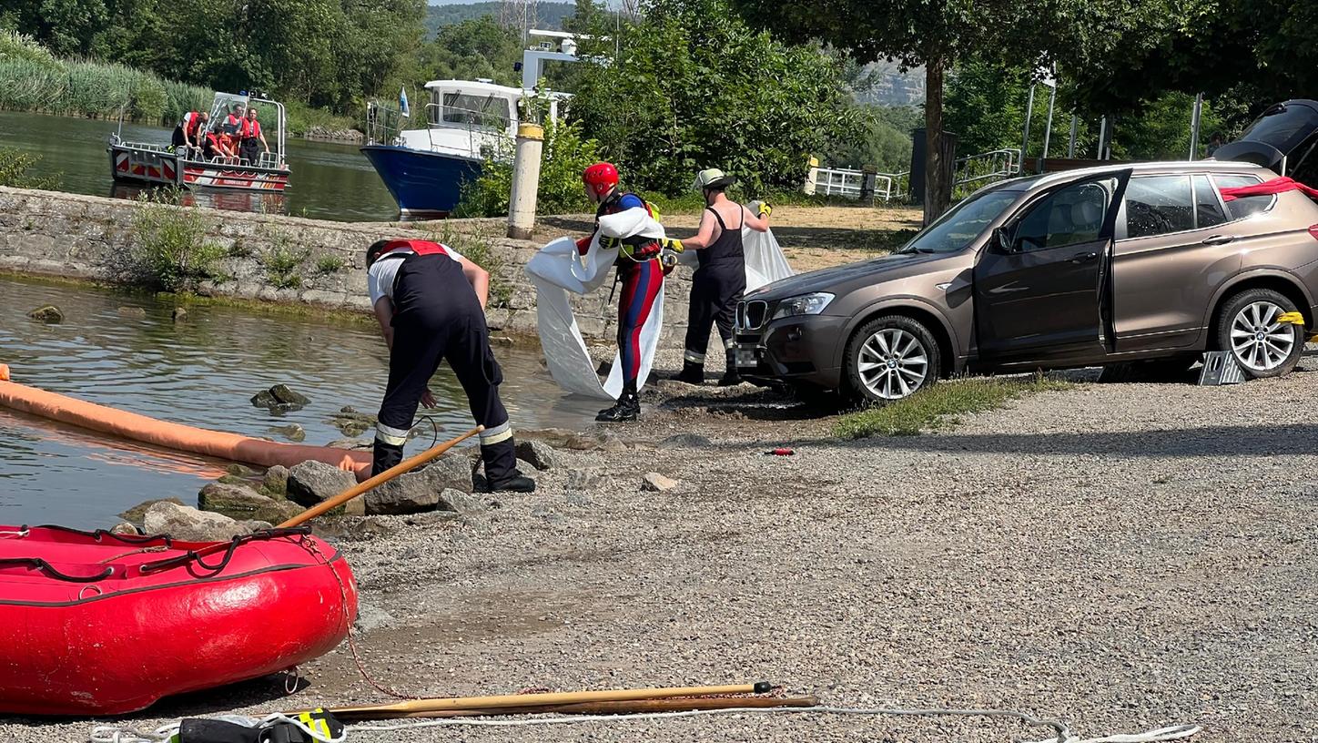 Am Sonntag hat ein Paar einen 83-jährigen Mann aus seinem Auto gerettet, nachdem dieses in den Main gerollt ist.