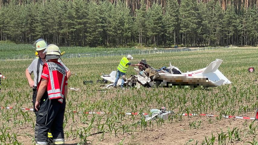 Zwei Menschen sterben: Flugzeug stürzt bei Schwabach ab