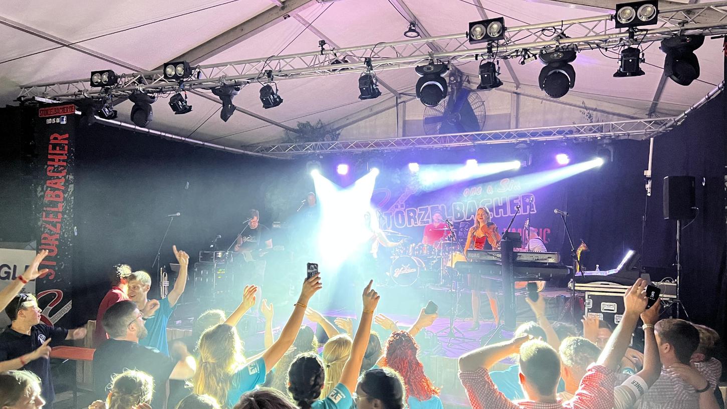 Ein Stimmungsgarant in Altmühlfranken ist die allseits bekannte Band "Störzelbacher". So durften sie auch zum 140-jährigen Feuerwehrjubiläum in Rehlingen nicht fehlen. Rund 1500 Menschen kamen, um die "Störzelbacher" zu sehen.
Ein Stimmungsgarant in Altmühlfranken ist die allseits bekannte Band "Störzelbacher". So durften sie auch zum 140-jährigen Feuerwehrjubiläum in Rehlingen nicht fehlen. Rund 1500 Menschen kamen, um die "Störzelbacher" zu sehen.