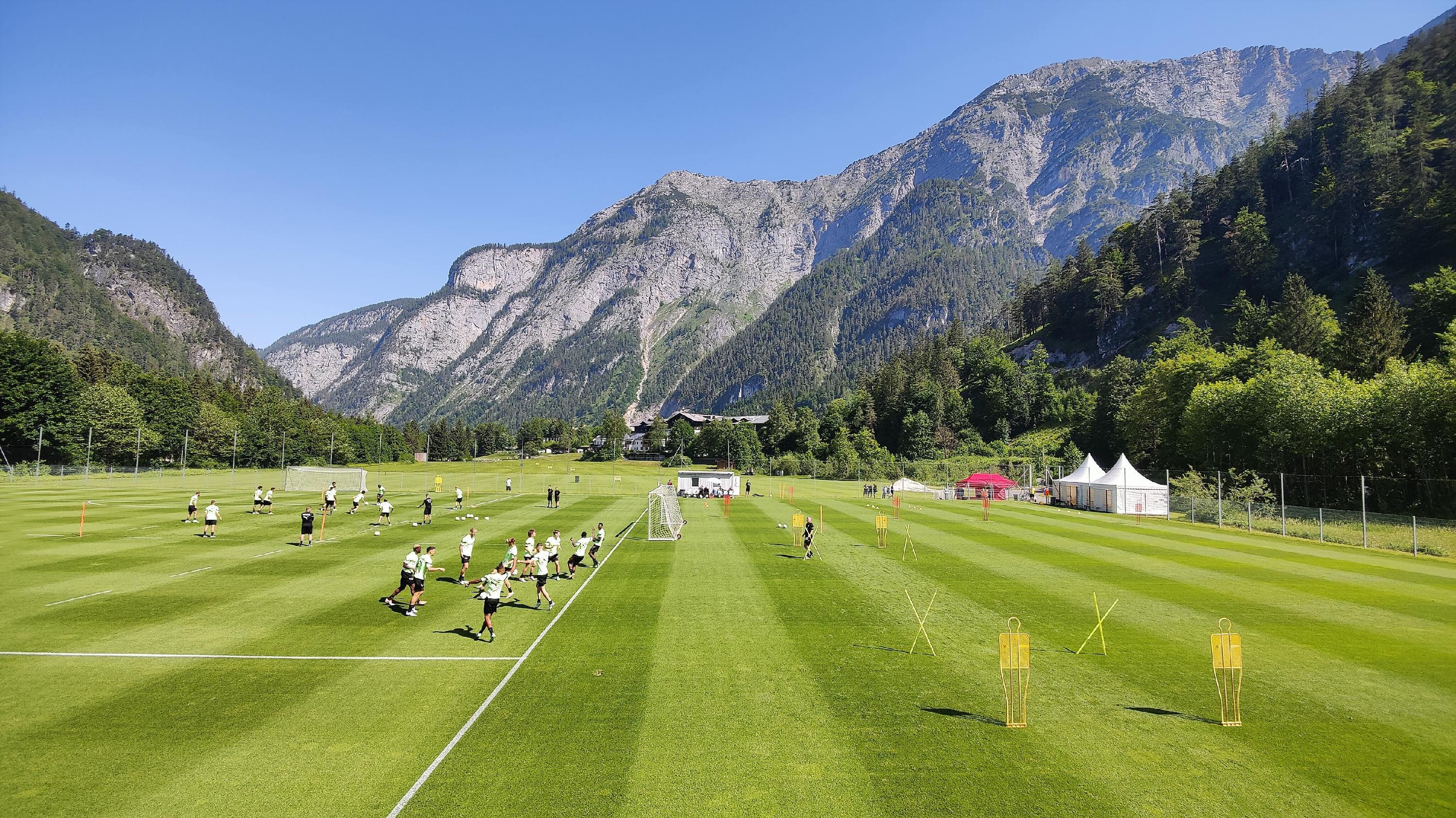 Am Sonntag bat Kleeblatt-Trainer Marc Schneider seine Spieler im Trainingslager in Saalfelden erstmals auf den Rasen. Bei der Einheit hatten die weiß-grünen Fußballer viel Spaß - nicht nur mit dem Ball. Hier kommen alle Bilder aus Österreich!