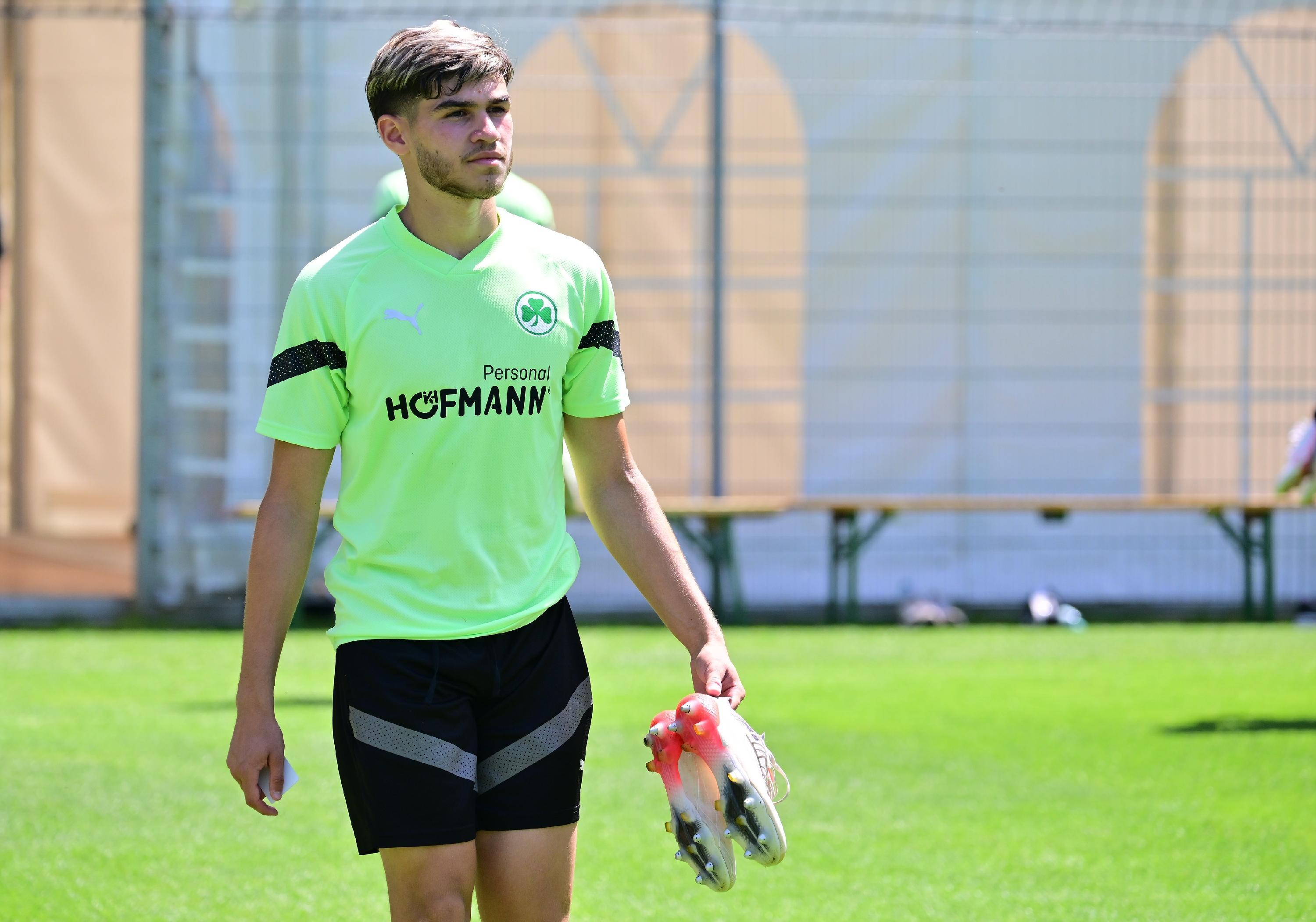Die sahen mit Enzo El Fattahi, einem 18 Jahre jungen Testspieler aus Frankreich, auch ein neues Gesicht auf dem Platz.