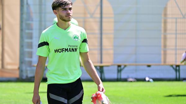 Die sahen mit Enzo El Fattahi, einem 18 Jahre jungen Testspieler aus Frankreich, auch ein neues Gesicht auf dem Platz.