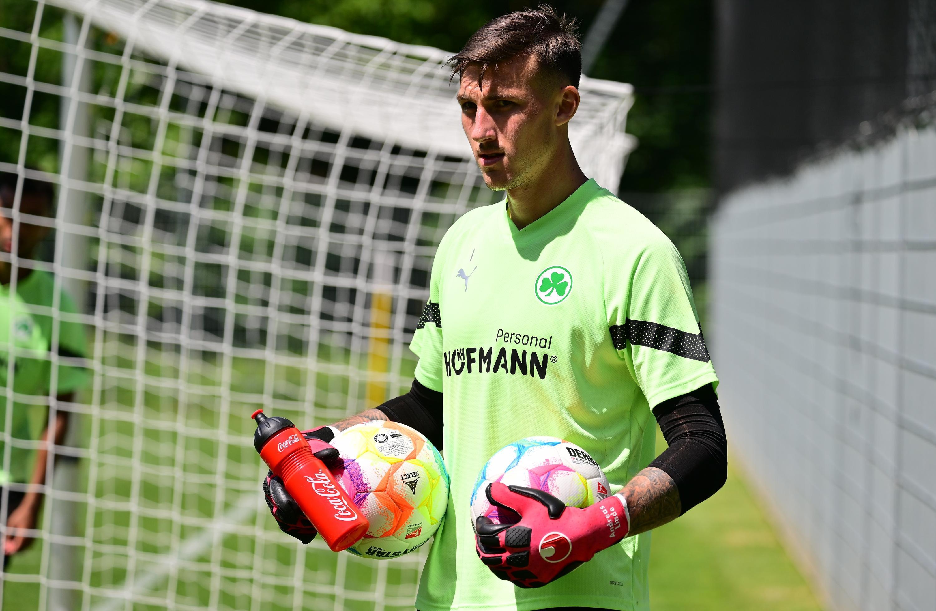 Dann aber wurde es wieder ernst - unter anderem vor dem Tor von Andres Linde...