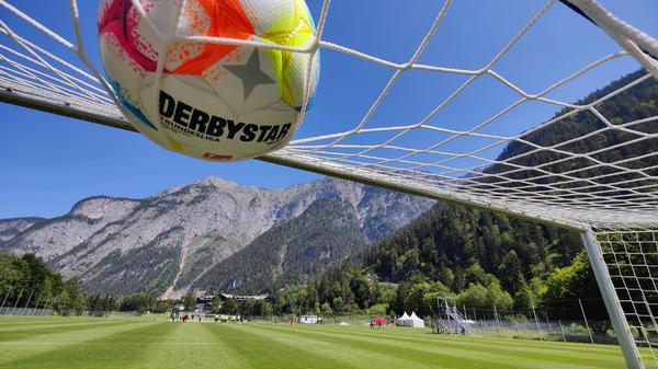 Vom Rasenplatz am "Gut Brandlhof" hat man eine schöne Aussicht auf das "Steinerne Meer".