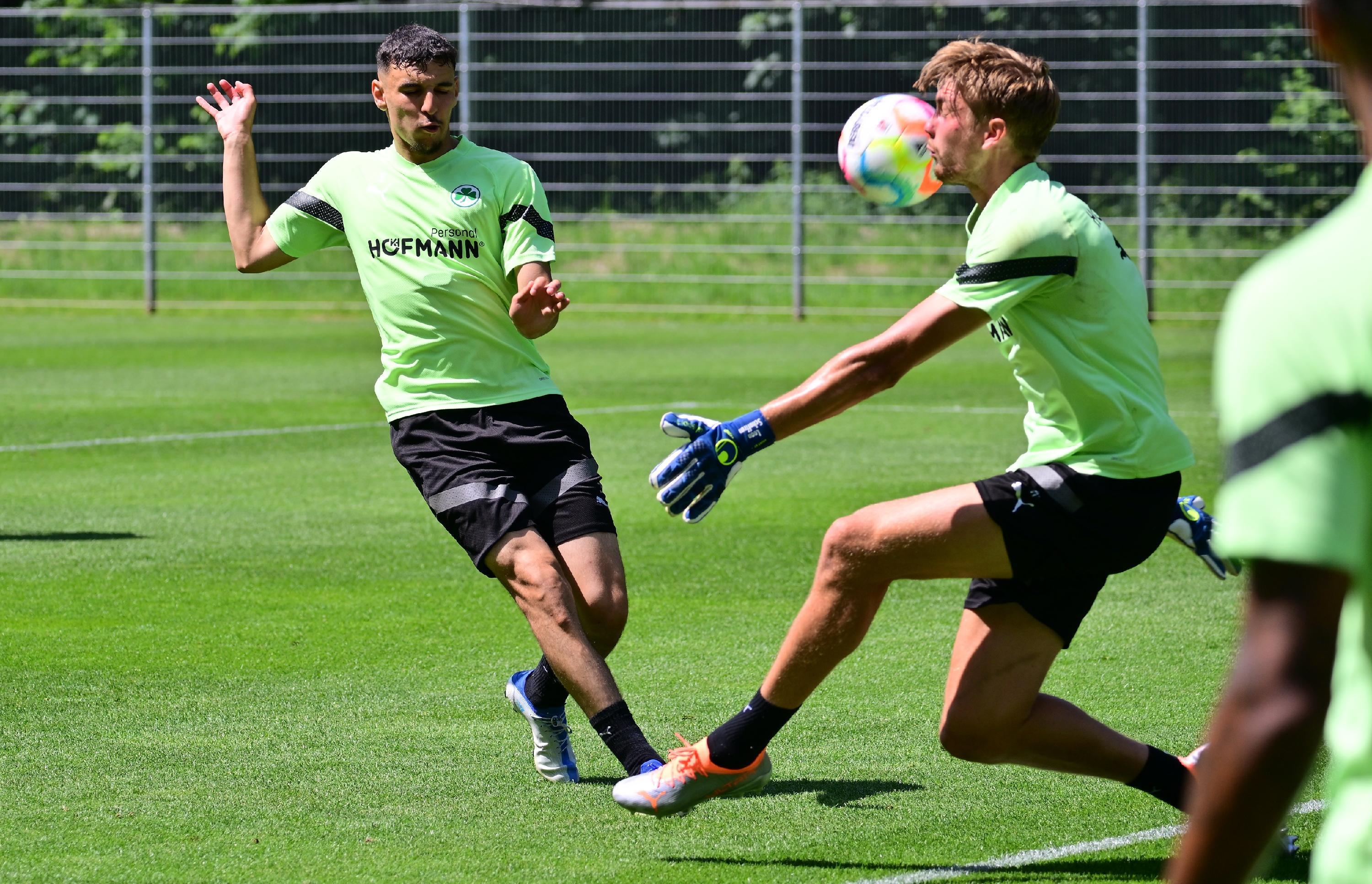 ... und Lasse Schulz, der hier versucht, Oualid Mhamdi aufzuhalten - ...