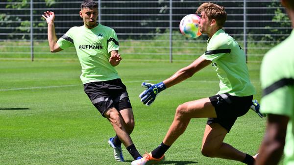 ... und Lasse Schulz, der hier versucht, Oualid Mhamdi aufzuhalten - ...