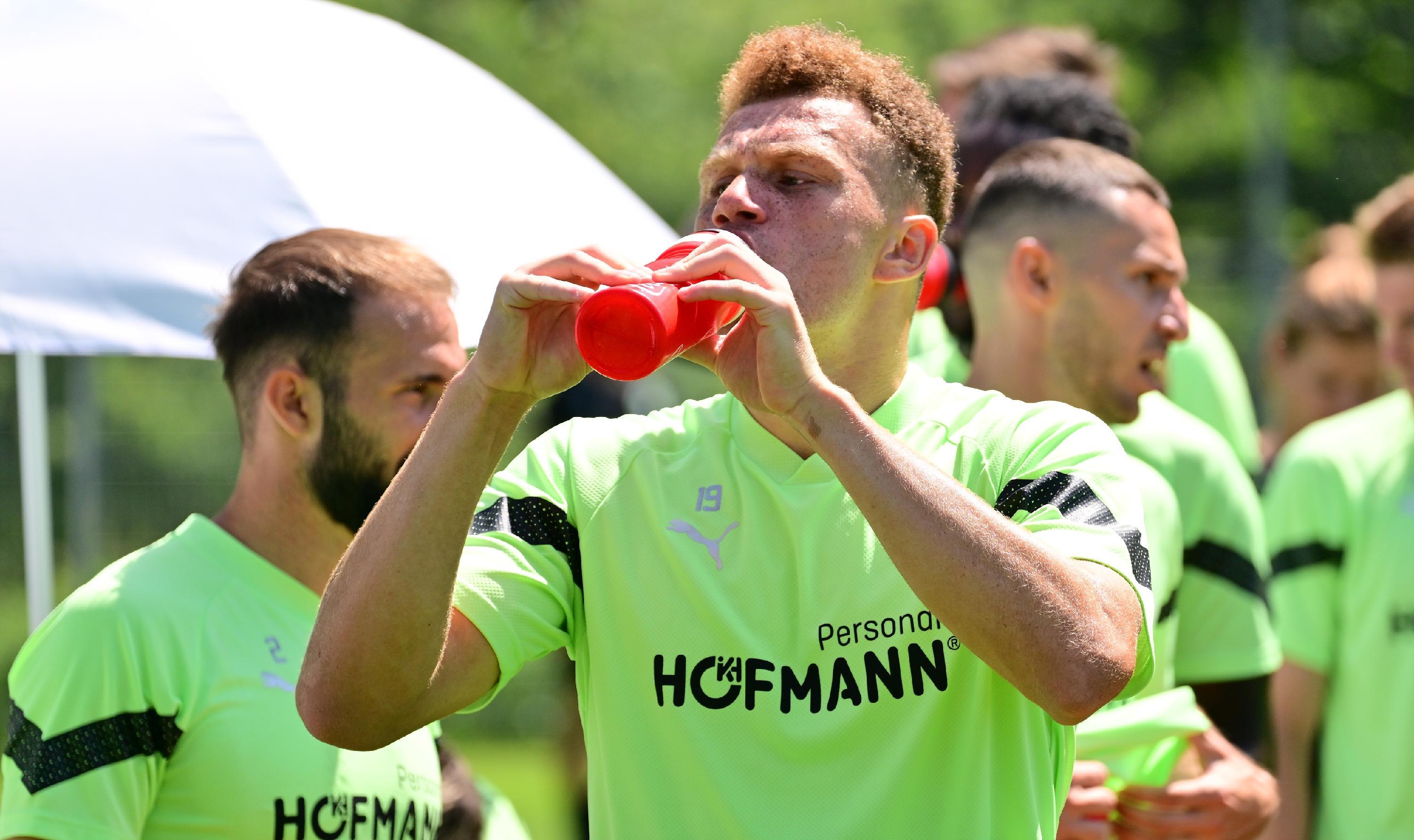 Ganz wichtig bei der Hitze: viel trinken. Oliver Fobassam macht's vor.