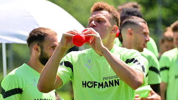 Ganz wichtig bei der Hitze: viel trinken. Oliver Fobassam macht's vor.