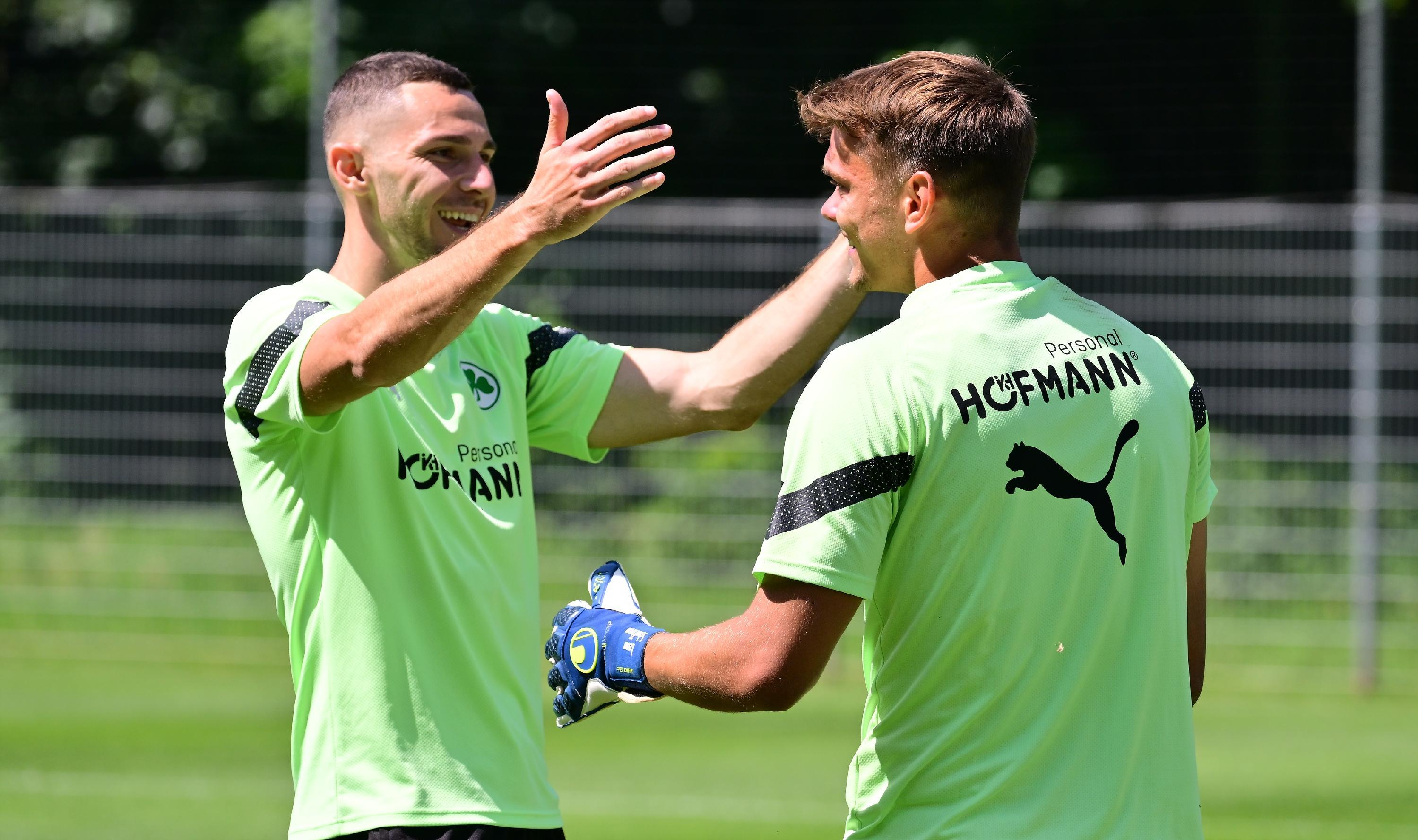 Endlich wieder in Fürth: Branimir Hrgota zeigte sich am Sonntag gutgelaunt und herzte unter anderem Leon Schaffran.