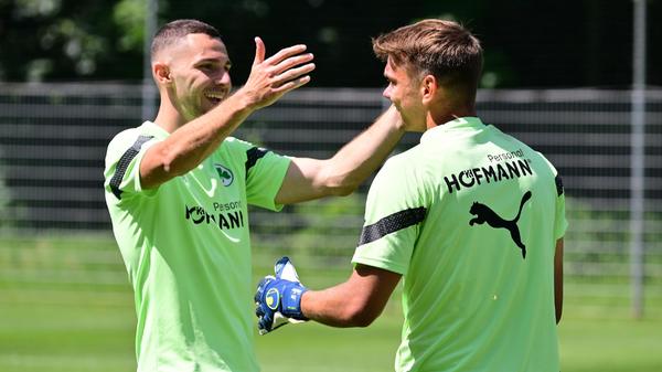 Endlich wieder in Fürth: Branimir Hrgota zeigte sich am Sonntag gutgelaunt und herzte unter anderem Leon Schaffran.