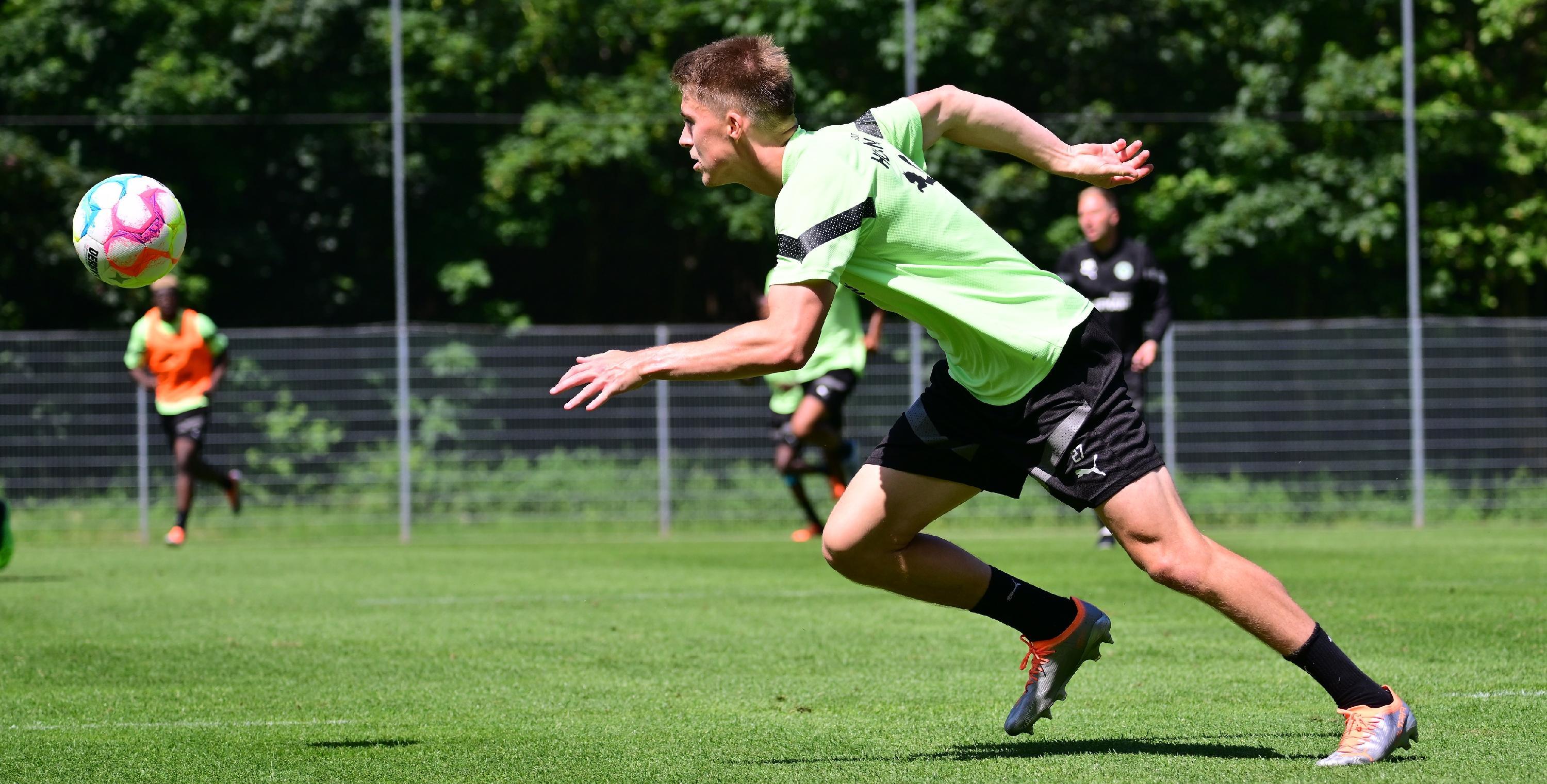 Die konnten die Spieler wie hier Luca Itter aber in der Sommersonne kaum genießen.