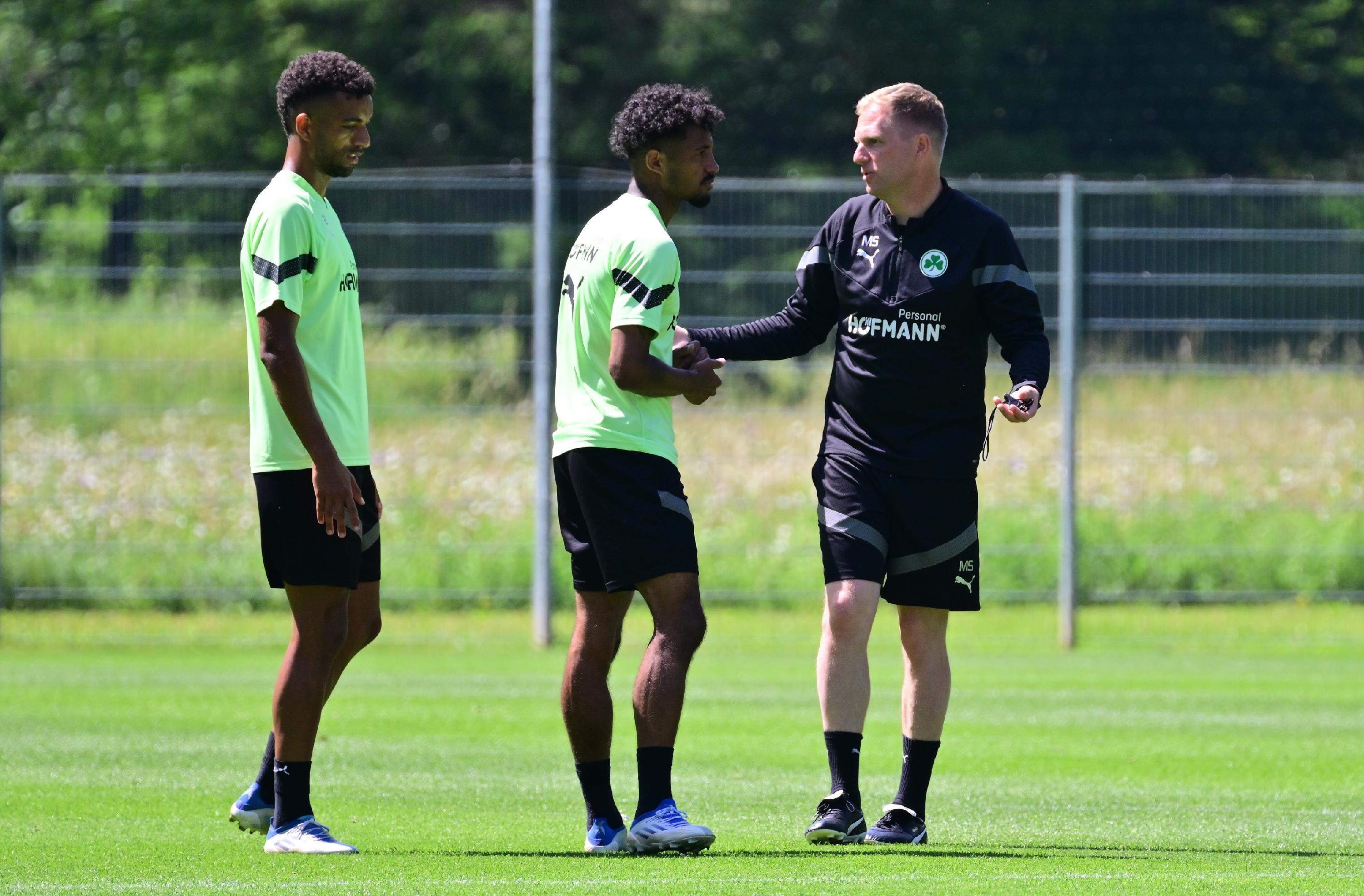 Widmayers Kollege Marc Schneider sprach derweil mit seinen Mittelfeldspielern Timothy Tillman und Jeremy Dudziak.