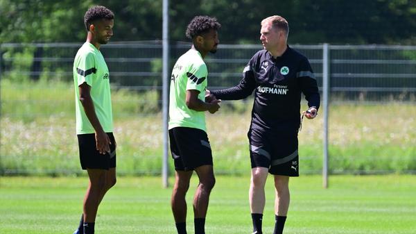 Widmayers Kollege Marc Schneider sprach derweil mit seinen Mittelfeldspielern Timothy Tillman und Jeremy Dudziak.