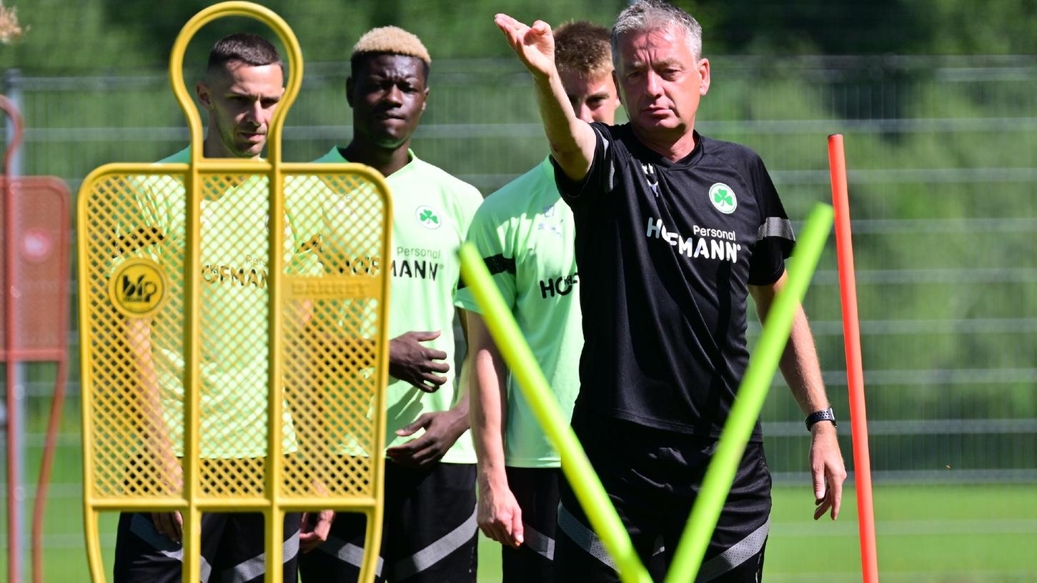 "Das macht mir richtig Spaß": Rainer Widmayer (rechts) gibt auf dem Trainingsplatz des Kleeblatts die Richtung vor.