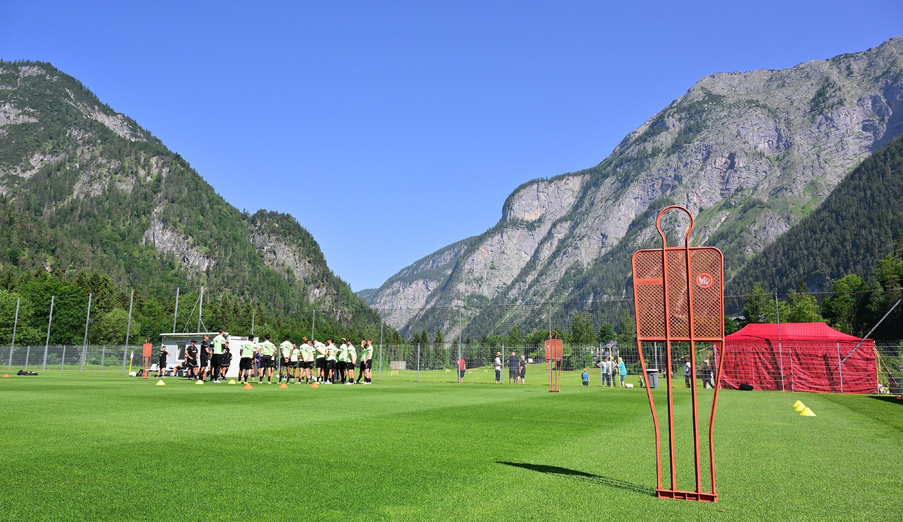 ... im Mannschaftskreis zusammenkommen...