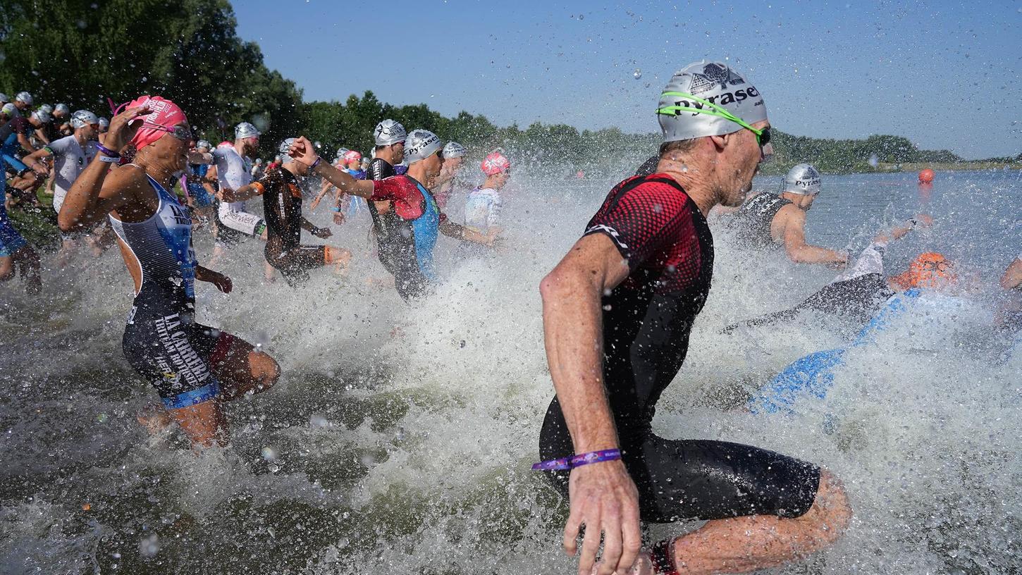 Ab ins Wasser: Morgens beim Start ging es von den Temperaturen noch. Später beim Radfahren und vor allem auf der Laufstrecke brannte die Sonne unerbittlich vom Himmel.
Ab ins Wasser: Morgens beim Start ging es von den Temperaturen noch. Später beim Radfahren und vor allem auf der Laufstrecke brannte die Sonne unerbittlich vom Himmel.