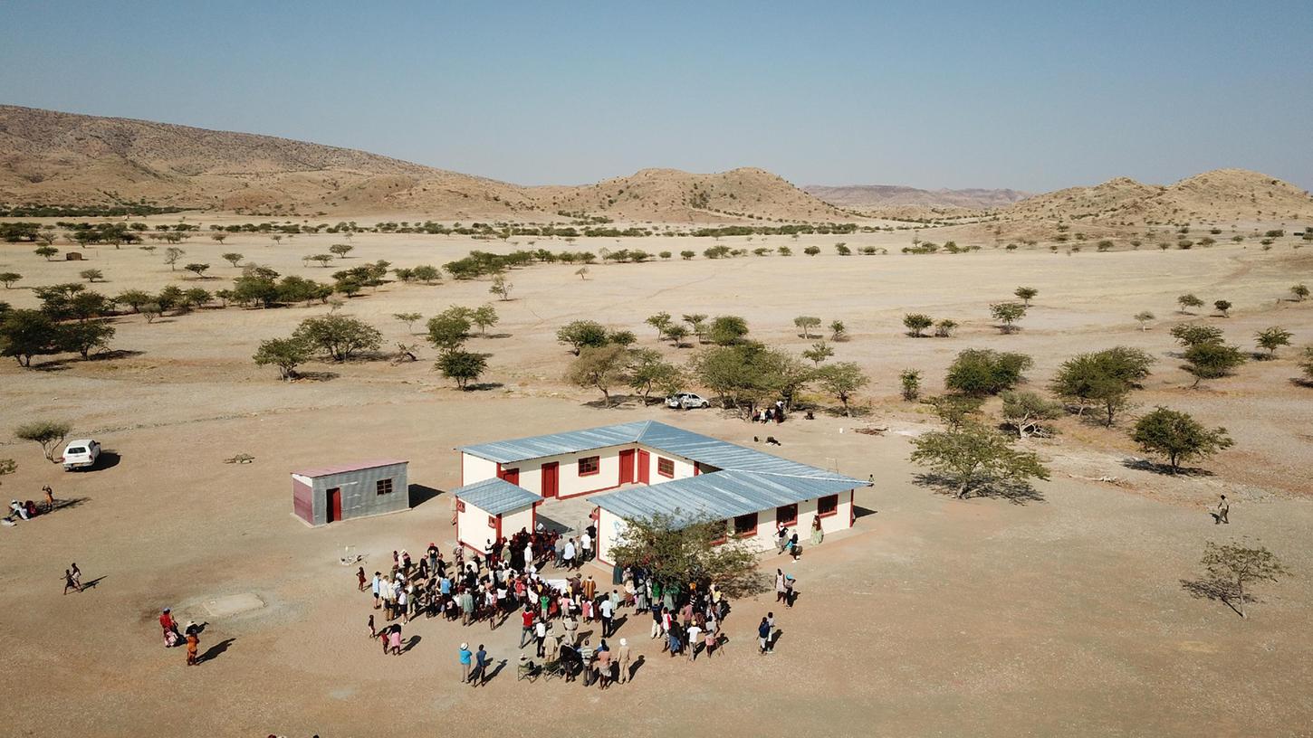 Die Schule ist gleichzeitig eine Sozialstation. Möglich gemacht hat sie eine Spendenaktion der Firma Leitner. Die nächste Schule ist bereits in Planung.
Die Schule ist gleichzeitig eine Sozialstation. Möglich gemacht hat sie eine Spendenaktion der Firma Leitner. Die nächste Schule ist bereits in Planung.