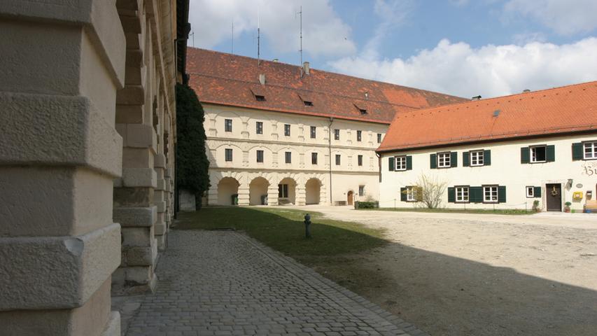 Die Hohenzollernfestung Wülzburg liegt auf 630 Metern Höhe oberhalb von Weißenburg und damit höher als das Walberla. Erbaut wurde sie ab 1588. Der Tiefe Brunnen im Westflügel ist ein Wunderwerk der Technik. 