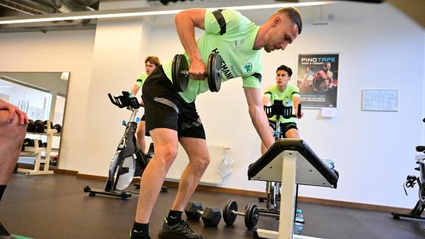 Branimir Hrgota, macht vor, wie es geht und trainiert beim Kurzhantelrudern seinen Rücken.