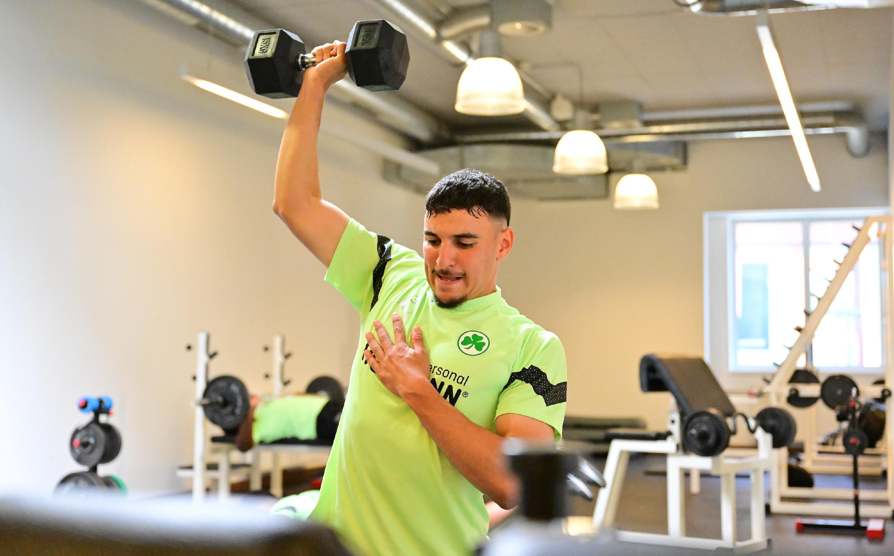 ... der auch darauf achtet, dass die Spieler (hier Oualid Mhamdi) die Übungen richtig ausführen.