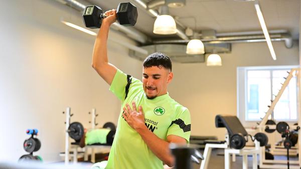 ... der auch darauf achtet, dass die Spieler (hier Oualid Mhamdi) die Übungen richtig ausführen.