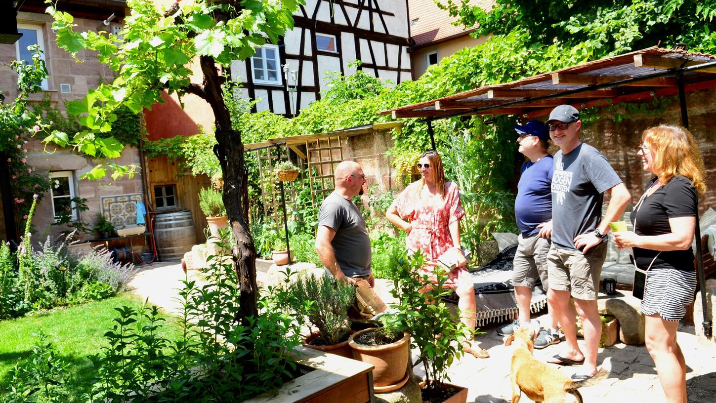 Kleine und große Gärten hinter alten Mauern waren beim Schwabacher Hinterhoftag zu bestaunen.
Kleine und große Gärten hinter alten Mauern waren beim Schwabacher Hinterhoftag zu bestaunen.