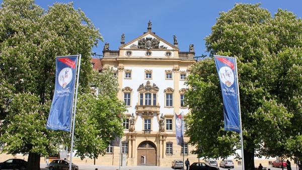 Der spektakulären Schlossanlage gingen mehrere mittelalterliche sowie ein Renaissance-Gebäude voraus. Der heutige Hauptbau entstand zwischen 1717 und 1721. Verschiedene Deckengemälde, Wandvertäfelungen, Fußböden und Stuckornamente sind aus dieser Zeit erhalten. Die Kolonnaden im Innenhof entstanden bei einem Umbau 1775. 1789 wurde der Sitz der Ballei Franken nach Bad Mergentheim verlegt. Damit war die Geschichte des Schlosses Ellingen als Residenz des Deutschen Ordens praktisch beendet. Einige Jahre später wurde der Orden fast gänzlich aufgelöst und der Besitz Ellingen fiel an das Königreich Bayern.