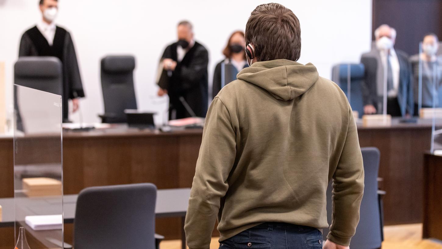 Am 21. September soll dieser 30-Jährige in einem Reisebus im Wahn einen schlafenden Fahrgast zu Boden geschlagen und brutal getreten haben.
Am 21. September soll dieser 30-Jährige in einem Reisebus im Wahn einen schlafenden Fahrgast zu Boden geschlagen und brutal getreten haben.
