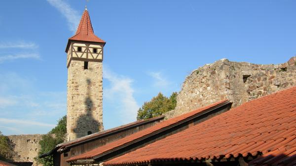 Die Kirchenburg in Ostheim ist mit ihrer stattlichen Grundfläche von 60 mal 60 Metern nicht nur die größte Kirchenburg Deutschlands. Sie ist in ihrem einzigartigen Erhaltungszustand auch eine der schönsten Kirchenburgen überhaupt. Mit ihren fünf Türmen, sechs Bastionen sowie zwei Schutzmauern ist sie wehrhafter ausgestattet als manche Höhenburg. Damit stellt sie ein einzigartiges Kleinod des spätmittelalterlicher Wehrbaus dar. Innerhalb der Burg steht im Zentrum die im Renaissancestil erbaute Kirche St. Michael.
