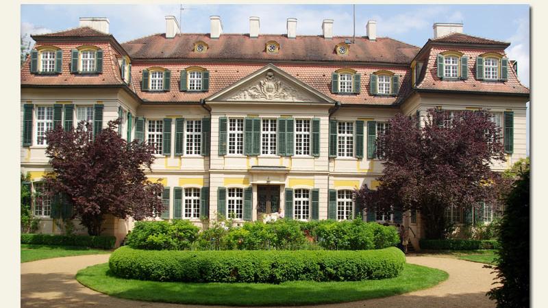 Schloss Dennenlohe, ein romantisches Barockensemble im Landkreis Ansbach, ist seit über 180 Jahren im Besitz der Freiherrlichen Familie von Süsskind. Umgeben wird das Anwesen von einem 26 Hektar großen Landschaftspark. Dieser wird seit 1980 stetig erweitert. Hier blühen englische Rosen, japanische Azaleen und Rhododendren sowie chinesische Sträucher um die Wette. 