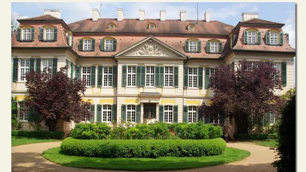Schloss Dennenlohe, ein romantisches Barockensemble im Landkreis Ansbach, ist seit über 180 Jahren im Besitz der Freiherrlichen Familie von Süsskind. Umgeben wird das Anwesen von einem 26 Hektar großen Landschaftspark. Dieser wird seit 1980 stetig erweitert. Hier blühen englische Rosen, japanische Azaleen und Rhododendren sowie chinesische Sträucher um die Wette.