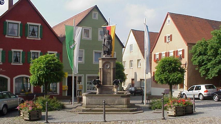 Der Marktplatz ist das lebendige Zentrum des kleinen ursprünglichen Städtchens Wolframs-Eschenbach. Seit 1917 trägt es den Namen seines großen Sohnes und berühmten Minnesängers Wolfram, der hier geboren und beerdigt wurde. Starke mittelalterliche Wehrmauern mit zwei Toren umspannen den Ort. Die Hauptstraße ist von Fachwerk gesäumt. Und das Museum "Wolfram von Eschenbach" gibt dem Besucher einen Einblick in das Leben und Werk eines der glanzvollsten Repräsentanten mittelhochdeutscher Dichtkunst. 