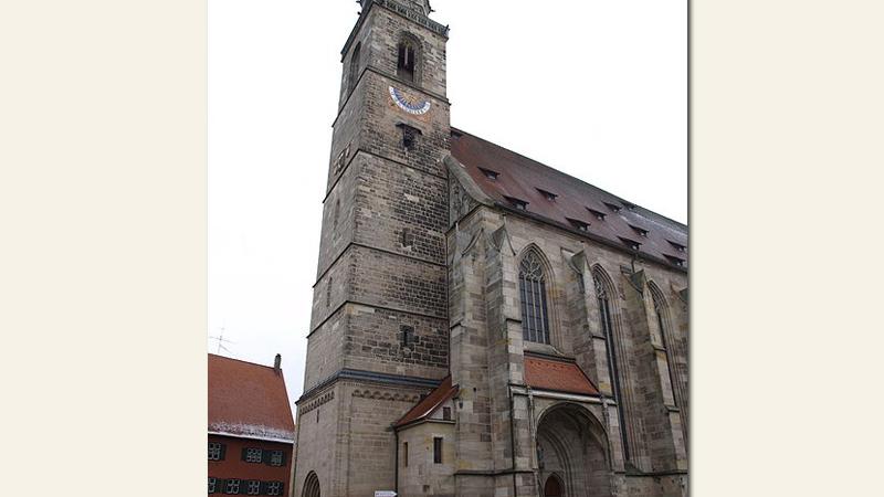 Die katholische Stadtpfarrkirche St. Georg in Dinkelsbühl im Landkreis Ansbach ist ein wunderschönes Beispiel für eine spätgotische Hallenkirche. Inmitten der Stadt gelegen, wurde das Münster in den Jahren 1448 bis 1499 nach Plänen von Niclaus Eseler erbaut.