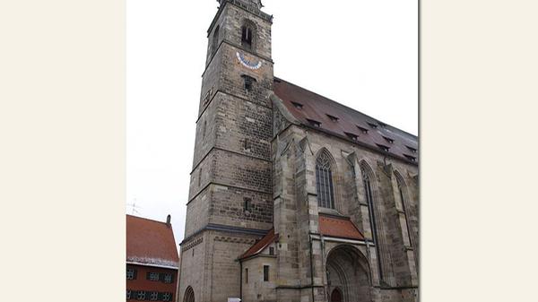 Die katholische Stadtpfarrkirche St. Georg in Dinkelsbühl im Landkreis Ansbach ist ein wunderschönes Beispiel für eine spätgotische Hallenkirche. Inmitten der Stadt gelegen, wurde das Münster in den Jahren 1448 bis 1499 nach Plänen von Niclaus Eseler erbaut.