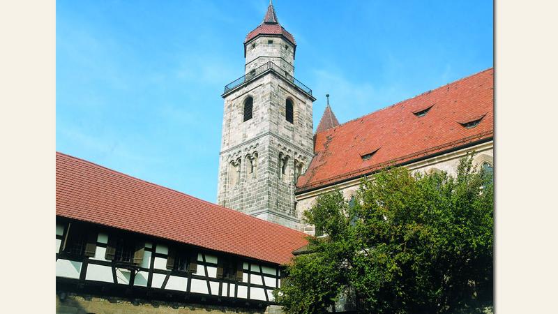 Der romanische Kreuzgang in Feuchtwangen stammt vermutlich aus der zweiten Hälfte des 12. Jahrhundert. Vom Marktplatz aus ist er über eine Treppe zu erreichen. Kultur und Theaterfreunden ist er ein Begriff, da hier jeden Sommer die berühmten Kreuzgangspiele mit Freilichtaufführungen von Klassikern der Weltliteratur stattfinden. Der Keuzgang ist das Relikt eines benediktinischen Klosters, das schon in den Jahren 819 und 824 urkundlich erwähnt wurde. 