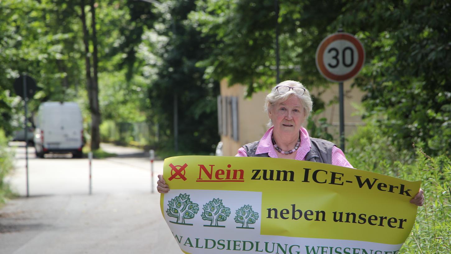 Im Namen des Bündnisses „Kein ICE-Werk im Reichswald“ appelliert die Feuchterin Inge Jabs an Nürnbergs Oberbürgermeister Marcus König.
