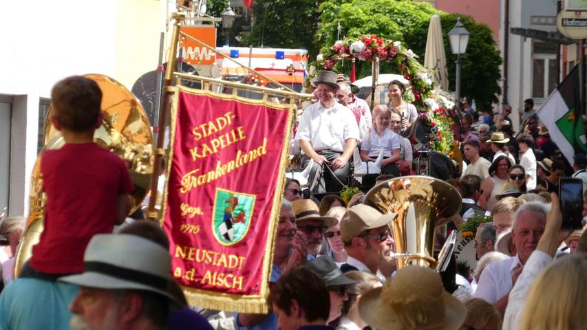 In der Würzburger Straße bot der Festzug ein prächtiges Bild.

