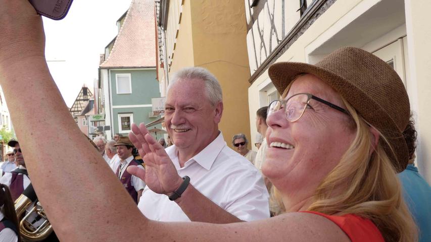 Während Landtagsabgeordnete Gabi Schmidt das muntere Geschehen auf das Smartphone speicherte, grüßte Bürgermeister Klaus Meier heiter in die Menge.
