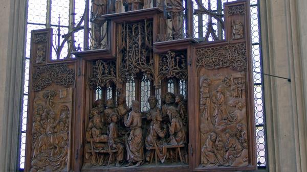 Der Name der Stadtkirche deutet es schon an: Rothenburg ob der Tauber liegt an den Jakobswegen nach Santiago de Compostela. Über 1000 Pilger kommen jedes Jahr in die Jakobskirche (von 1311 bis 1484 erbaut), um den eindrucksvollen Heilig-Blut-Altar von Tilman Riemenschneider zu sehen. Bei der hier eingebetteten Reliquie soll es sich um einen während des Abendmahls aus dem Kelch verschütteten Tropfen handeln, der durch die Wandlung zum Blut Christi wurde. Eine Reliquie in einer protestantischen Kirche? Das macht hier durchaus Sinn. Der Riemenschneider-Altar wurde beim konfessionellen Wechsel (St. Jakob war einst altkirchlich, also katholisch) nicht zerstört.