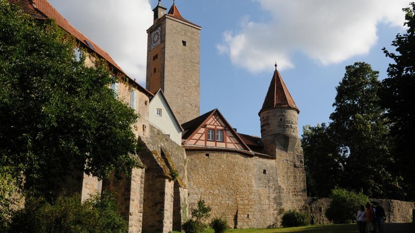 Die begehbare Stadtbefestigung ist einer der Höhepunkte in Rothenburg ob der Tauber. Sechs Tore und einige Türchen für Fußgänger führen über sie in die Altstadt (oder aus ihr hinaus). Erkunden können Besucher das Bauwerk über den Rothenburger Turmweg, der vier Kilometer um die Altstadt führt. Auf Informationstafeln wird die Geschichte Rothenburgs erläutert. 