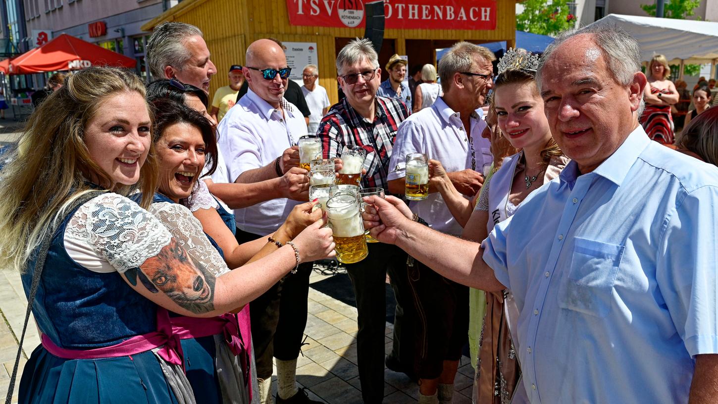 Ein Krug frisch gezapftes Festbier sorgte für eine Erfrischung bei der Hitze. Ein Krug frisch gezapftes Festbier sorgte für eine Erfrischung bei der Hitze.