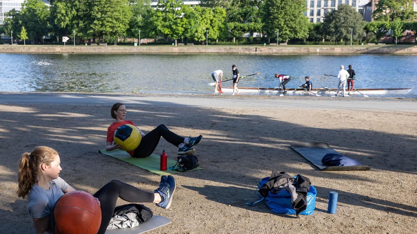 Rudern und Fitnesstraining: Immer mehr Menschen nutzen das Mainufer als Freiluftalternative zum Fitnessstudio. Rudern und Fitnesstraining: Immer mehr Menschen nutzen das Mainufer als Freiluftalternative zum Fitnessstudio.