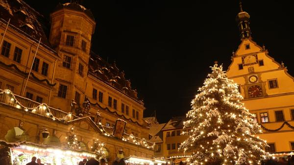 Vor allem zu Weihnachten eines der beliebtesten Touristenziele in Deutschland: Der Rathausplatz in Rothenburg. Mit seiner historischen Altstadt, der einzigartigen Lage über dem Taubertal und seiner Fachwerkromantik ist Rothenburg für viele der Inbegriff des mittelalterlichen Deutschlands. Immer im Sommer wird es allerdings rockig: Dann steigt das Taubertal Open Air.