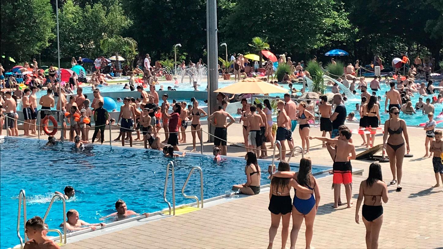 Das Rother Freizeitbad zählte zwischen Donnerstag und Sonntag fast 13.000 Besucher. Hier ein Bild vom Sonntag.
Das Rother Freizeitbad zählte zwischen Donnerstag und Sonntag fast 13.000 Besucher. Hier ein Bild vom Sonntag.