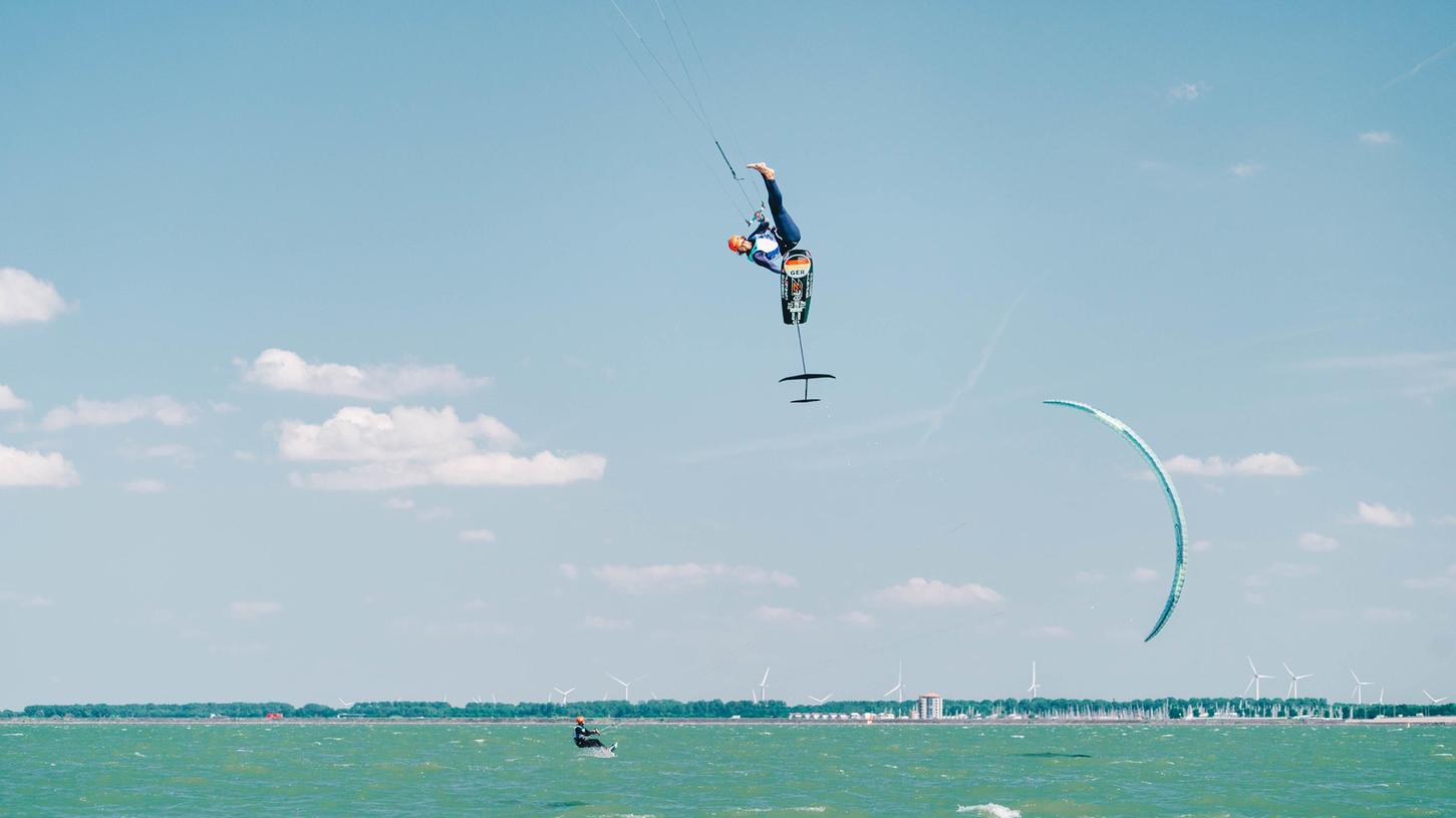 Bis zu 20 Meter springen die Athleten beim "Big Air" aus dem Wasser heraus. Hier fliegt Florian Gruber vor der Küste Usedoms.