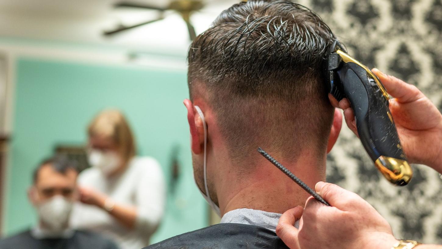 Männer bezahlten für einen Haarschnitt im Schnitt knapp 27,50 Euro.
Männer bezahlten für einen Haarschnitt im Schnitt knapp 27,50 Euro.