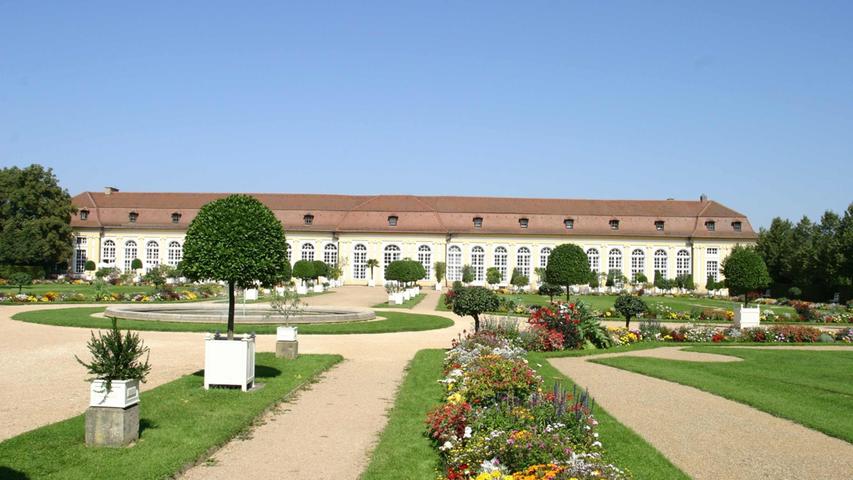 In der spätmittelalterlichen Residenz Ansbach befindet sich heute eine bedeutende Sammlung Ansbacher Fayencen (Keramik) und Porzellane. Viel schöner als die Residenz selbst finden aber viele Leute den Hofgarten, in dem auch zahlreiche Heilkräuter angebaut werden. Informationen zur Residenz erhalten Sie hier.