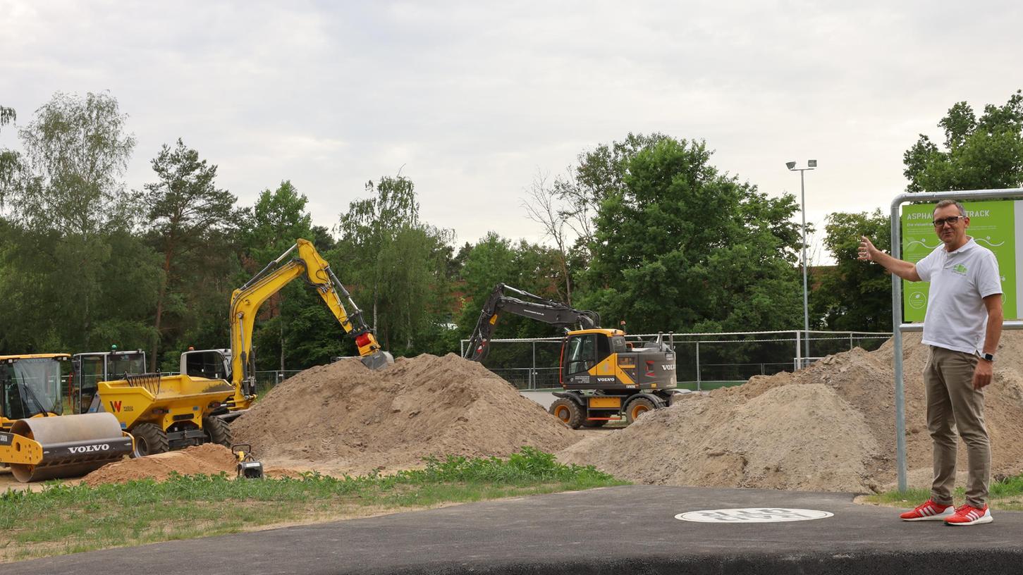 Bürgermeister Ludwig Wahl steht in Röttenbach auf der Pumptrackbahn, im Hintergrund gibt es noch viel zu tun für den neuen Sportpark. Foto: Karl-Heinz Panzer Bürgermeister Ludwig Wahl steht in Röttenbach auf der Pumptrackbahn, im Hintergrund gibt es noch viel zu tun für den neuen Sportpark. Foto: Karl-Heinz Panzer