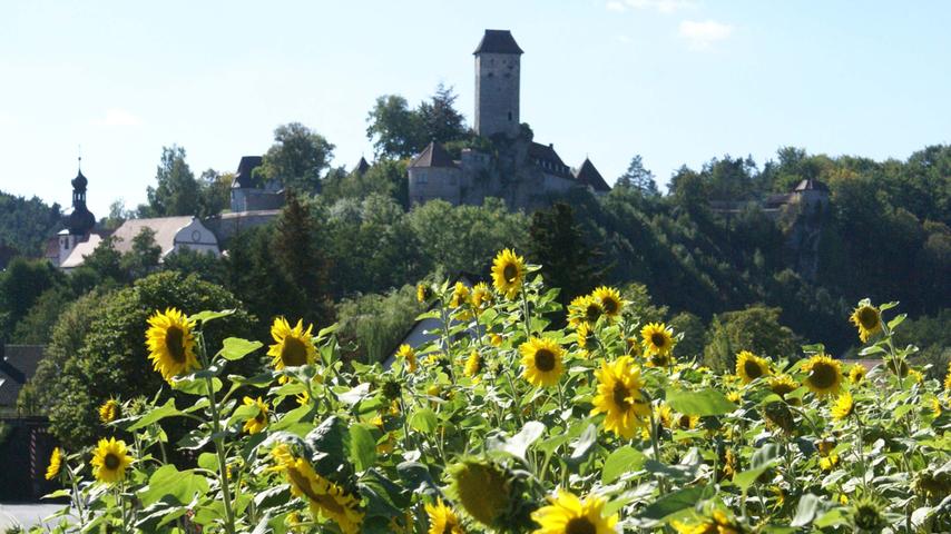 Die Burg Veldenstein war schon im Besitz der Eichstätter und Bamberger Bischöfe, der Preußen, der Bayern, der Schweden, der Nürnberger und des "Reichsjägermeisters" und NS-Luftwaffenchefs Hermann Göring. Heute gehört die Burg dem Freistaat Bayern und ist vor allem für das friedliche Veldensteiner Festival bekannt, das seit 2002 einmal im Jahr stattfindet. Im Rahmen des Festivals wird zudem ein Mittelaltermarkt veranstaltet. 