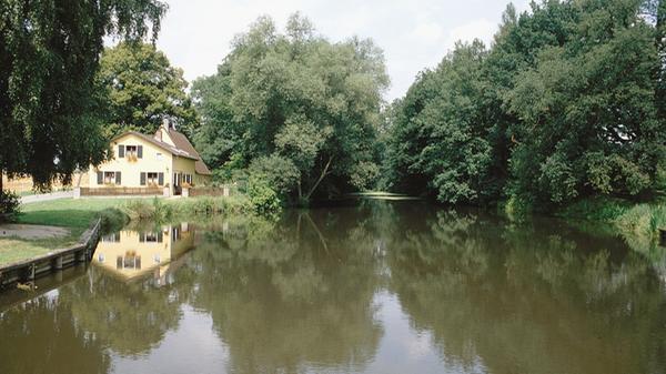 Zwischen Altmühl und Rezat liegt bei Graben, einem Ortsteil von Treuchtlingen, eines der größten technischen Kulturdenkmäler des frühen Mittelalters: Die Fossa Carolina, auch Karlsgraben genannt, gehört zu den "100 schönsten Geotopen Bayerns". Der Karlsgraben war der erste Versuch, Rhein, Main und Donau durch eine Wasserstraße zu verbinden – davon zeugen noch heute eine 500 Meter lange Wasserfläche und die daran anschließenden Erdwälle. Kaiser Karl der Große hatte im Jahr 793 einen rund 3000 Meter langen Kanal ausheben lassen, um mit Schiffen in den Südosten seines Reiches fahren zu können, wo er mit den Awaren Krieg führte. Doch die fränkischen Ingenieure scheiterten unter anderem an den anhaltender Regenfällen und dem sumpfigen Boden. Das Projekt wurde eingestellt und der Traum des Kaisers platzte. Was heute von der Fossa Carolina zu sehen ist, ist das wohl bedeutendste Boden-Denkmal aus karolingischer Zeit in Franken.